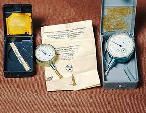Индикатор часового типа с ценой деления 0,01 мм.
