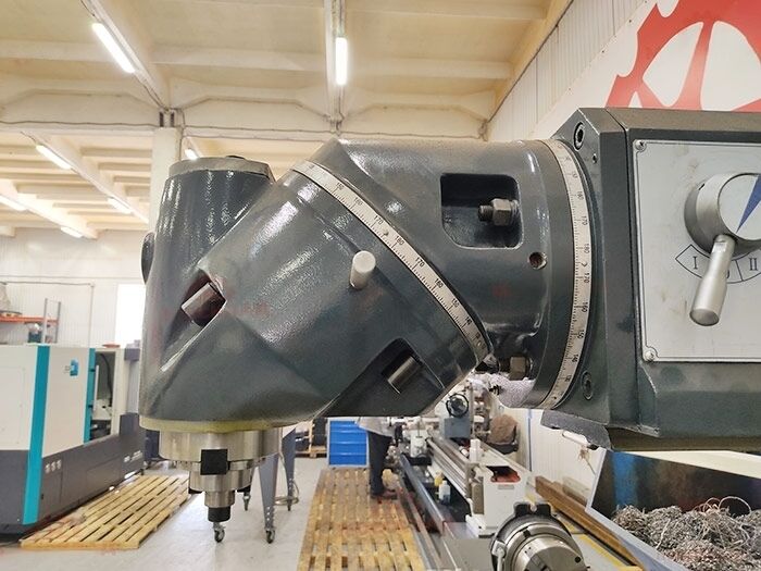 Широкоуниверсальный фрезерный станок FHU4A