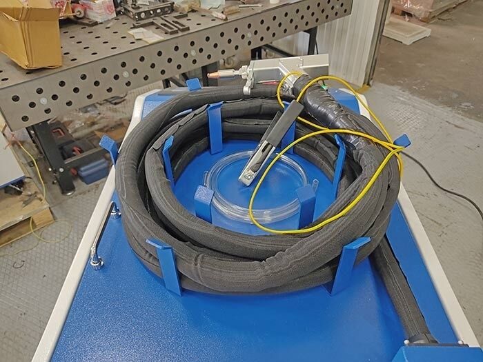 Аппарат лазерной сварки KY-W-HW1500-C 1.5кВт Raycus 4в1 (резка, сварка, очистка, очистка сварочных швов) с механизмом подачи проволоки и водным охлаждением
